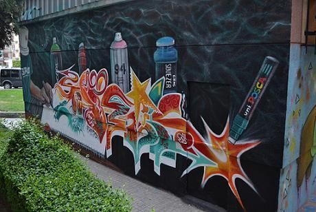 Aluche Graffiti Store pinta su fachada